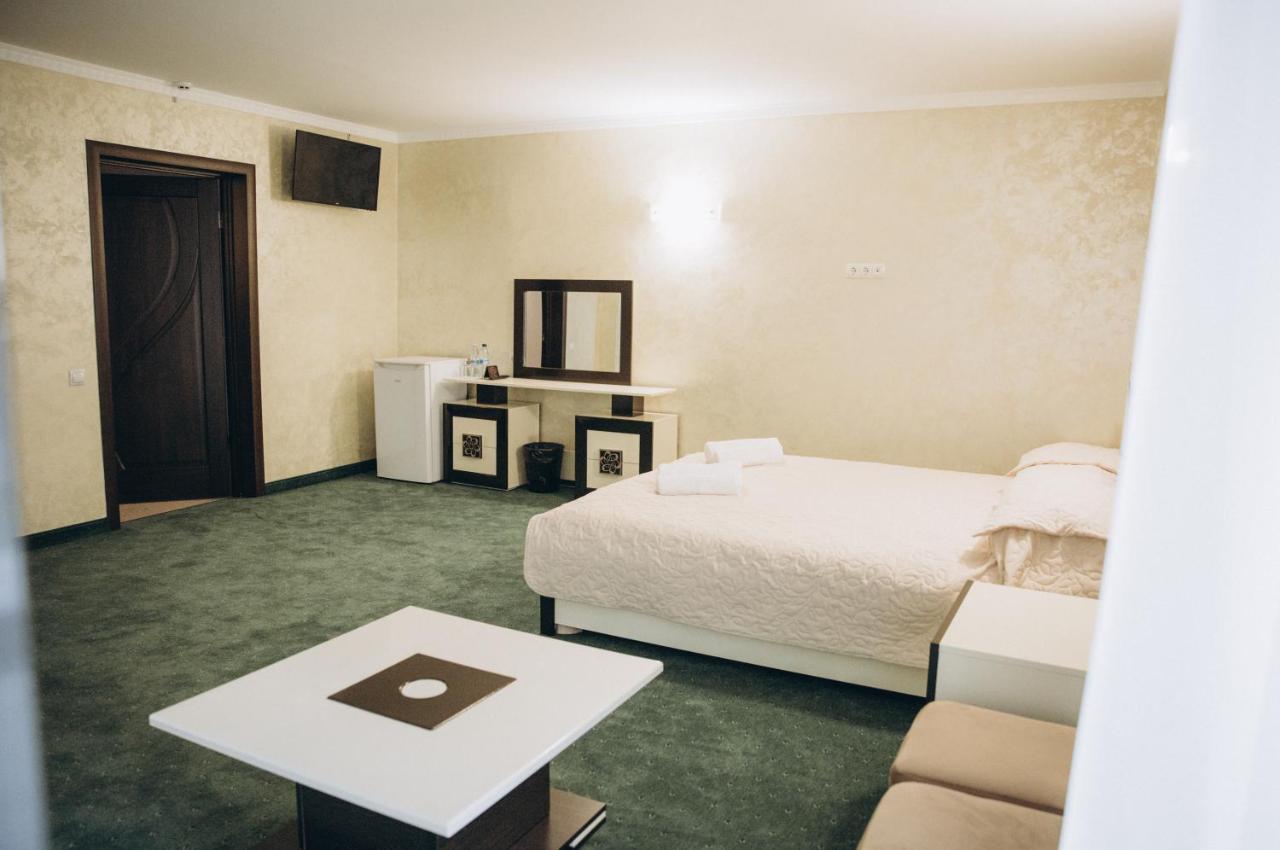 Роляда Hotell Tysmenytsia Exteriör bild